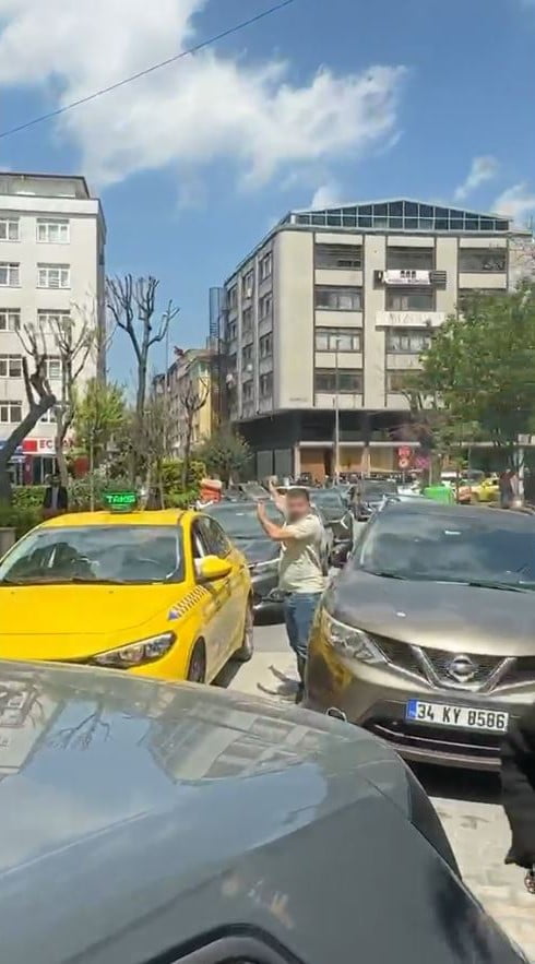 ŞİŞLİ'DE PARK YERİ KAVGASI TRAFİĞİ FELÇ ETTİ
