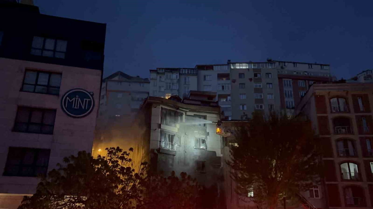 ŞİŞLİ’DE BULUNAN BİR İŞ YERİNDE YANGIN ÇIKTI: İŞ YERİ KULLANILAMAZ HALE GELDİ