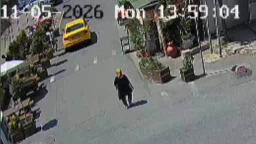Şişli’de geri geri giden taksi, yaşlı kadını altına aldı... O anlar kamerada