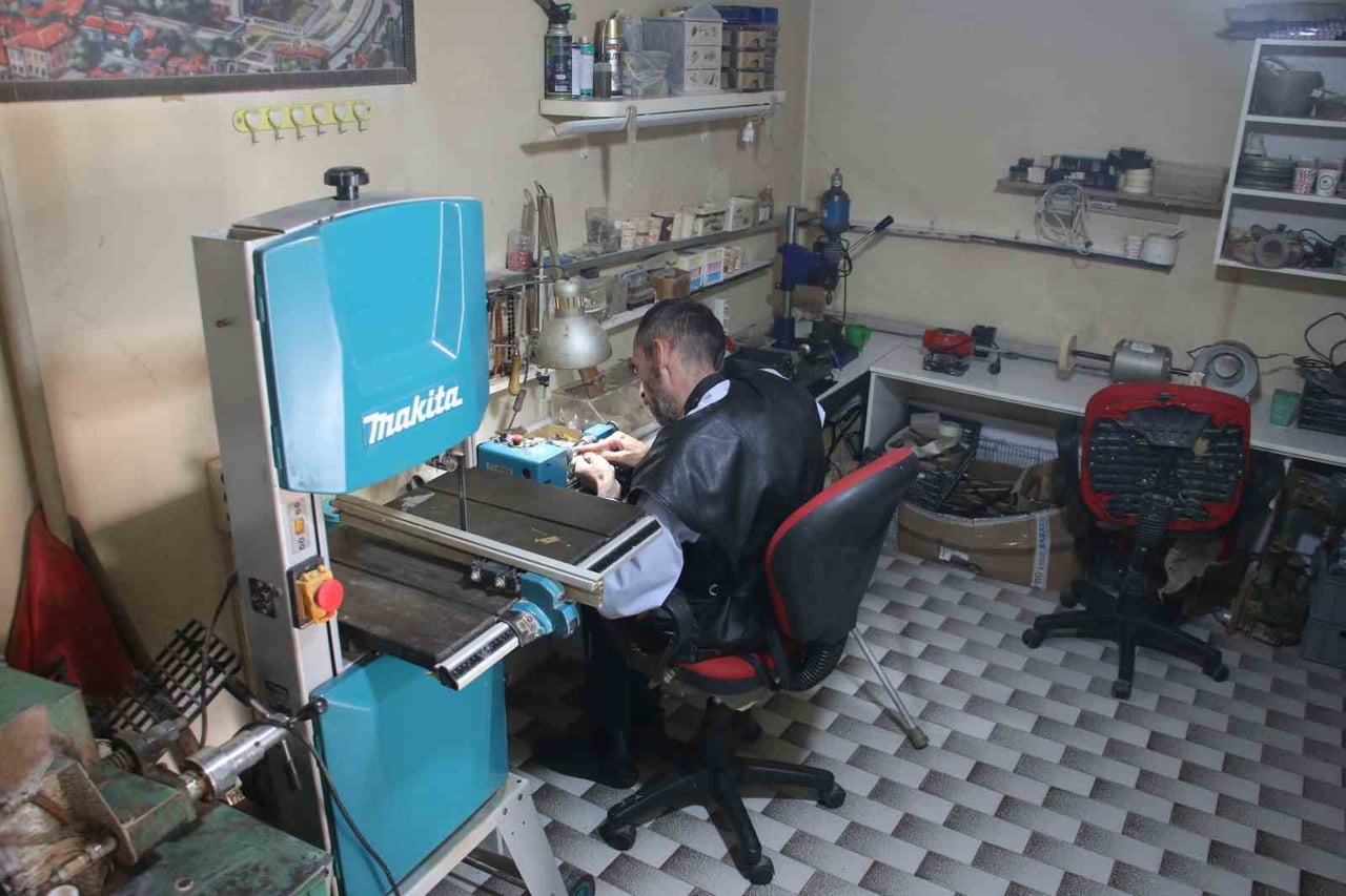 SİVAS'TA BEDENSEL ENGELLİ ABDURRAHMAN DOĞAN, BİR TORNA TEZGAHINDA BABA MESLEĞİ TESPİH USTALIĞINI...