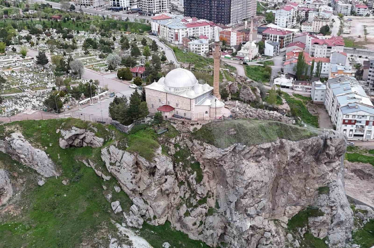 SİVAS'TA İNANÇ TURİZMİNİN ÖNEMLİ MERKEZLERİNDEN BİRİ OLAN YUKARI TEKKE'DE BULUNAN ABDÜLVAHABİ GAZİ...