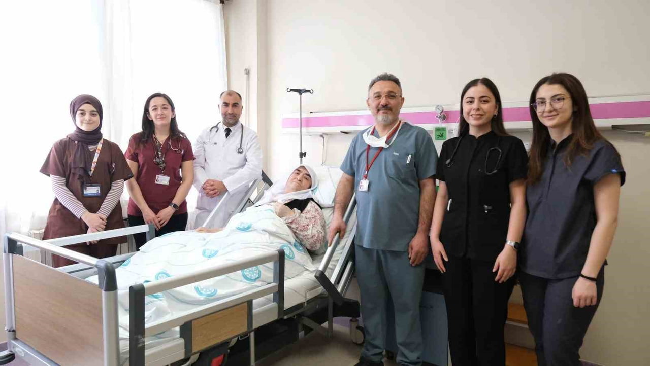 SİVAS CUMHURİYET ÜNİVERSİTESİ HASTANESİ’NDE GERÇEKLEŞTİRİLEN BAŞARILI OPERASYONLA, GÖĞÜS...