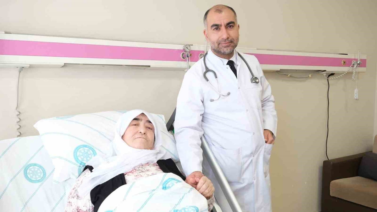 SİVAS CUMHURİYET ÜNİVERSİTESİ HASTANESİ’NDE GERÇEKLEŞTİRİLEN BAŞARILI OPERASYONLA, GÖĞÜS...