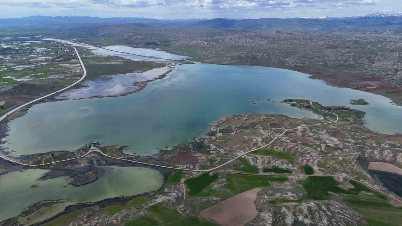 SİVAS’IN EN BÜYÜK GÖLÜ OLAN TÖDÜRGE GÖLÜ, YAĞIŞLARDAN NASİBİNİ ALDI. ONLARCA KUŞ TÜRÜNE EV...