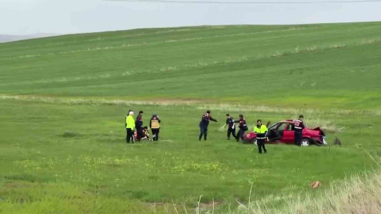 SİVAS’IN KANGAL İLÇESİNDE MEYDANA GELEN TRAFİK KAZASINDA OTOMOBİLİN ŞARAMPOLE DEVRİLMESİ SONUCU...