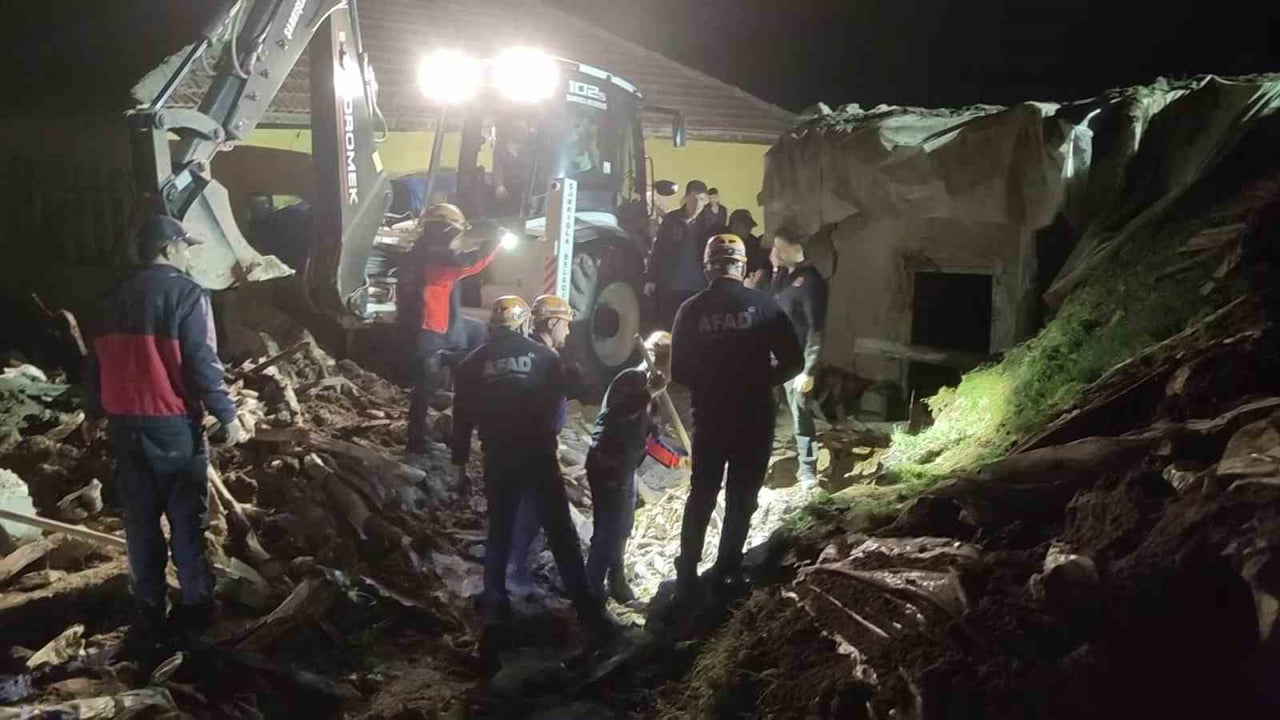 SİVAS’IN ŞARKIŞLA İLÇESİNDE BİR AĞILDA MEYDANA GELEN ÇATI ÇÖKMESİ SONUCU 13 KÜÇÜKBAŞ HAYVAN TELEF...