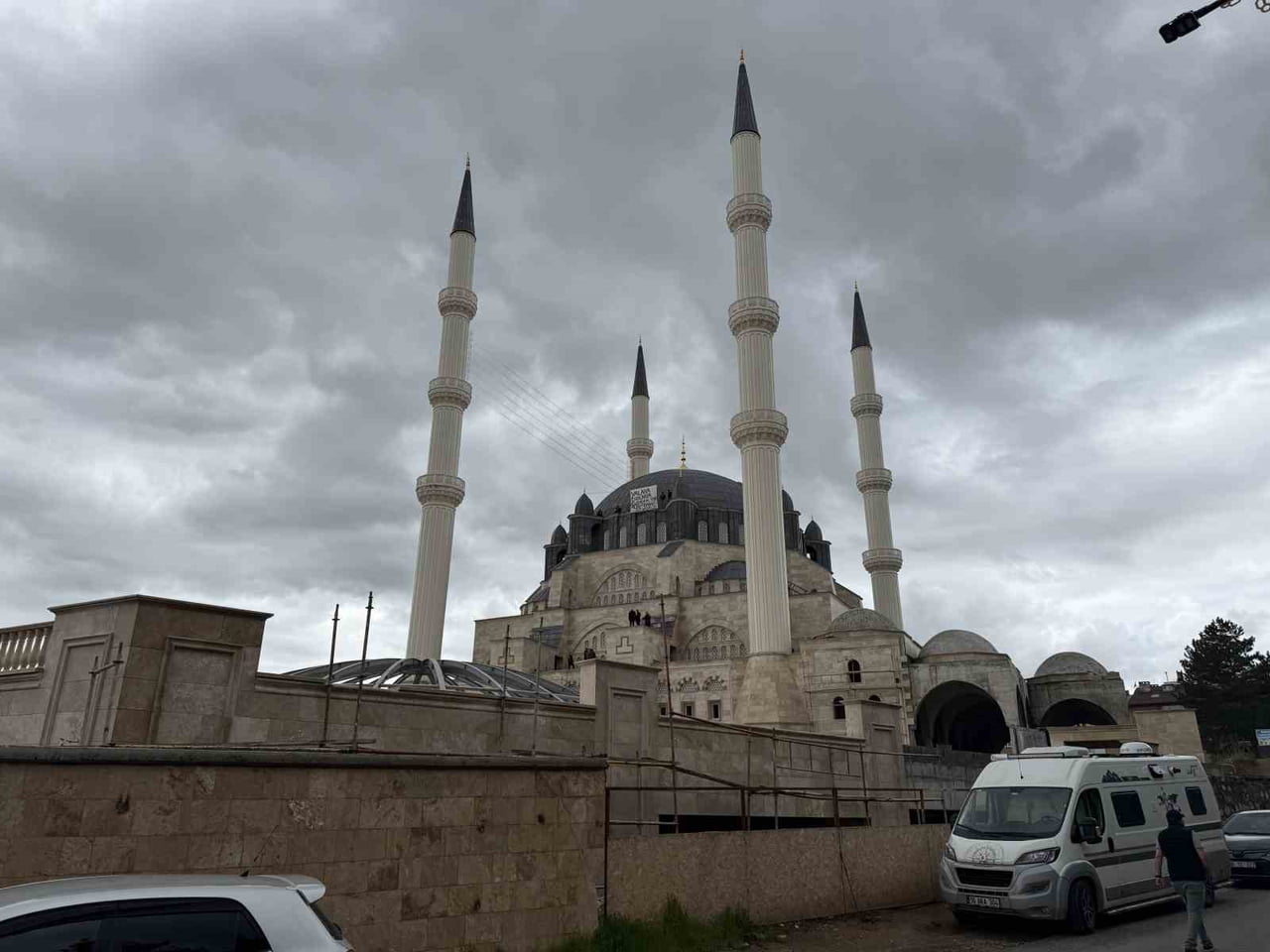 SİVAS MERKEZ CAMİ YAPTIRMA VE YAŞATMA DERNEĞİ TARAFINDAN SİVAS’TA YAPIMI SÜREN MERKEZ CAMİSİ...
