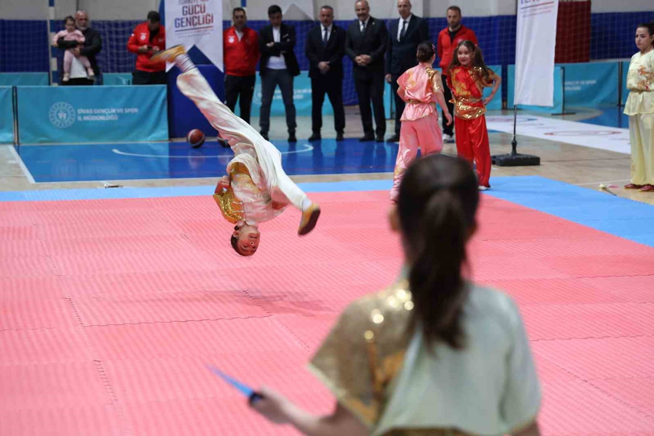 SİVAS’TA 19 MAYIS GENÇLİK VE SPOR BAYRAMI ETKİNLİKLERİ KAPSAMINDA GÖSTERİLER DÜZENLENDİ. AKDENİZ...