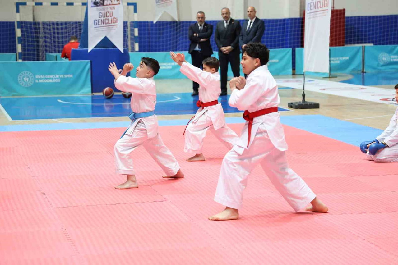 SİVAS’TA 19 MAYIS GENÇLİK VE SPOR BAYRAMI ETKİNLİKLERİ KAPSAMINDA GÖSTERİLER DÜZENLENDİ. AKDENİZ...