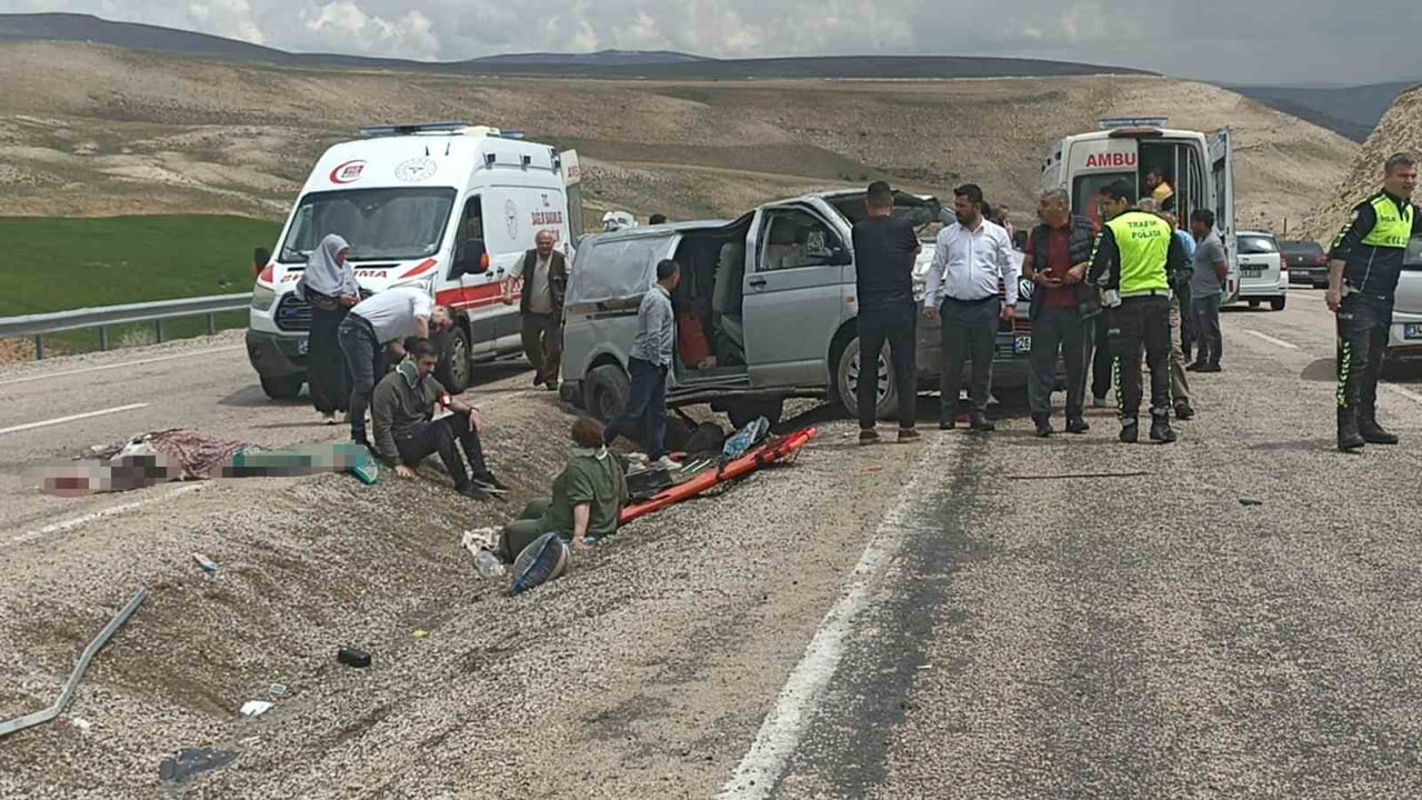 SİVAS’TA BAYRAM TATİLİNE GİDEN AİLE KAZA YAPTI, 1 KİŞİ HAYATINI KAYBEDERKEN 8 KİŞİ...