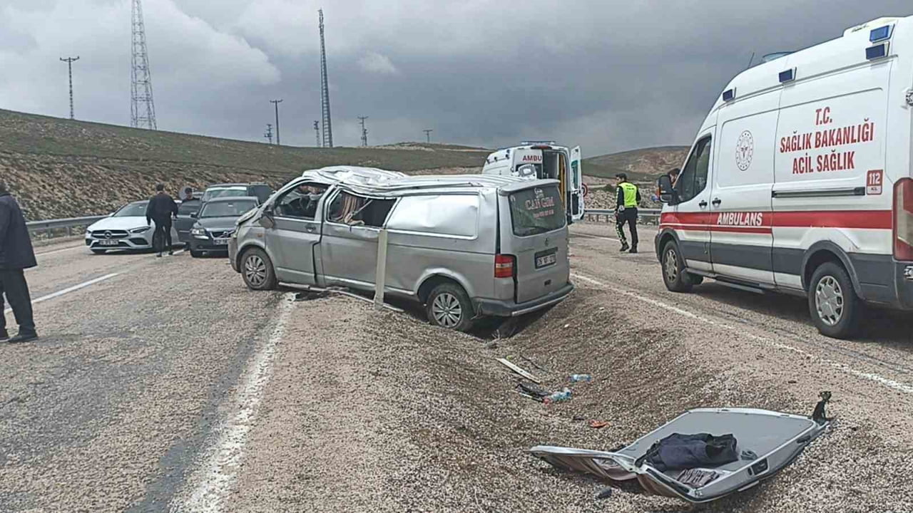 SİVAS’TA BAYRAM TATİLİNE GİDEN AİLE KAZA YAPTI, 1 KİŞİ HAYATINI KAYBEDERKEN 8 KİŞİ...