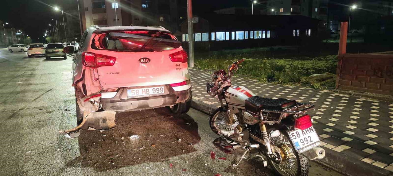 SİVAS’TA BİR MOTOSİKLET PARK HALİNDEKİ CİPE ÇARPTI.  KAZADA 1 KİŞİ HAYATINI KAYBETTİ, 1 KİŞİ...