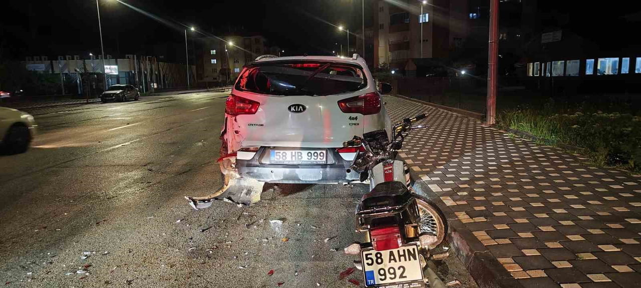 SİVAS’TA BİR MOTOSİKLET PARK HALİNDEKİ CİPE ÇARPTI.  KAZADA 1 KİŞİ HAYATINI KAYBETTİ, 1 KİŞİ...