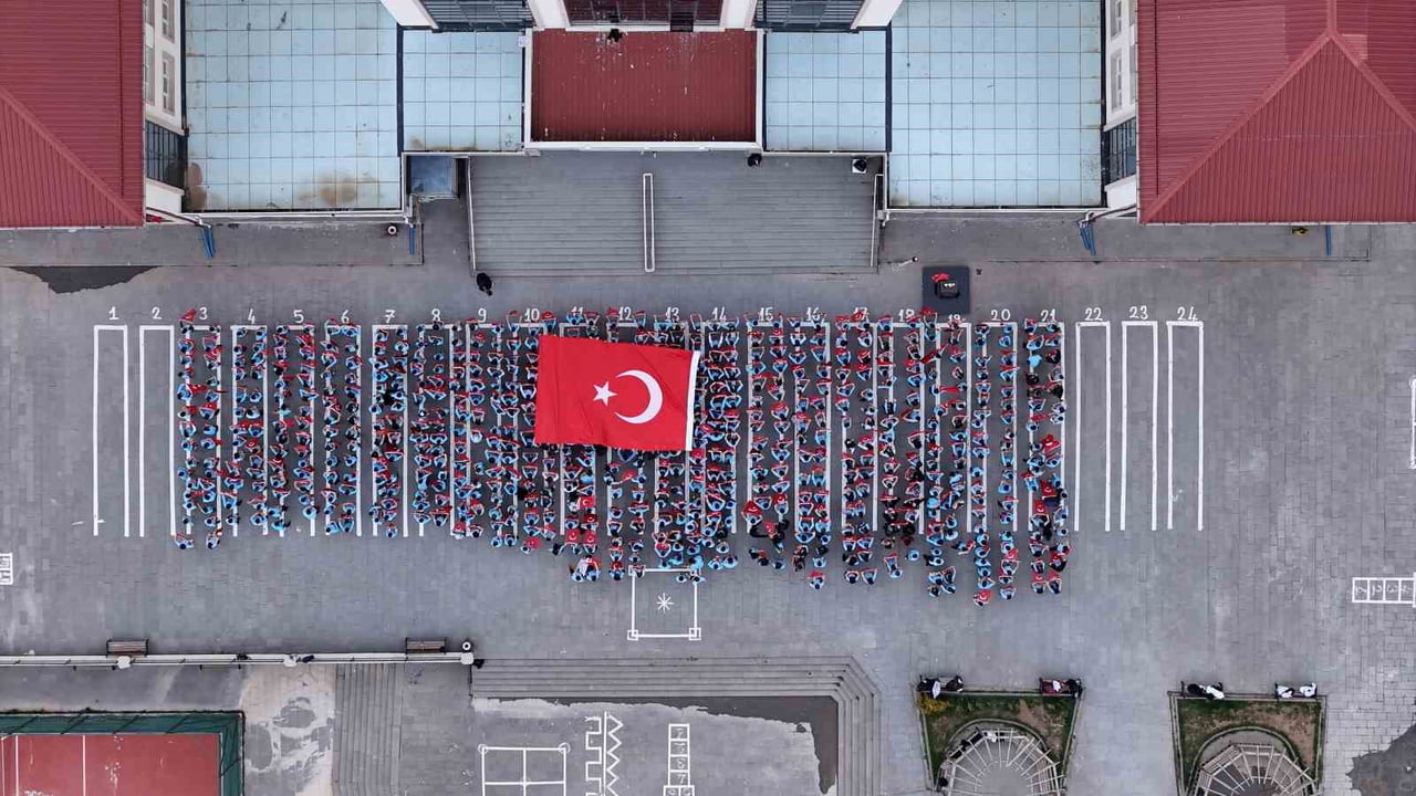 SİVAS’TA BİR ORTAOKULDA 900 ÖĞRENCİ KOREOGRAFİ VE KORO GÖSTERİSİ YAPTI. ‘FEDA TÜRKİYE’M’ ADLI...
