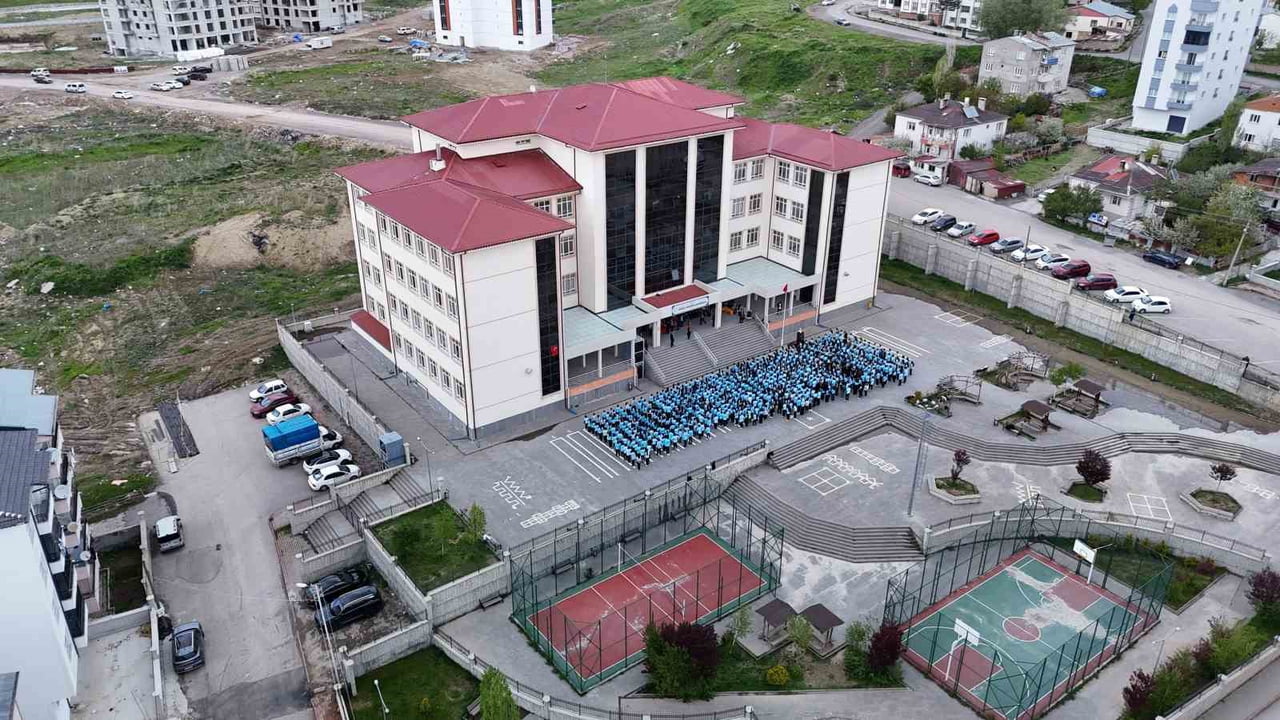 SİVAS’TA BİR ORTAOKULDA 900 ÖĞRENCİ KOREOGRAFİ VE KORO GÖSTERİSİ YAPTI. ‘FEDA TÜRKİYE’M’ ADLI...