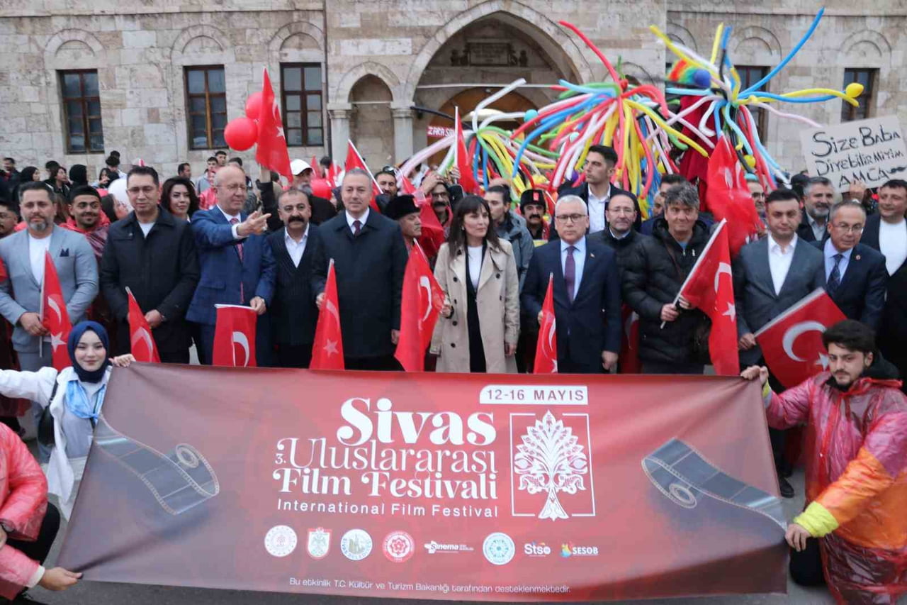 SİVAS’TA BU YIL 3’ÜNCÜSÜ DÜZENLENEN ULUSLARARASI FİLM FESTİVALİ, KORTEJ YÜRÜYÜŞÜYLE BAŞLADI....