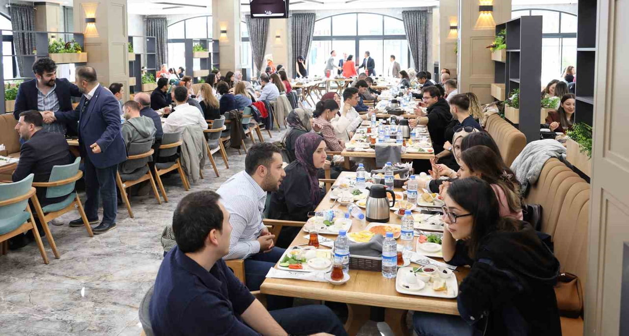 SİVAS’TA ECZACILAR, 14 MAYIS ECZACILIK GÜNÜ NEDENİYLE BİR ARAYA GELDİ. GÜNÜN ANISINA PASTA...