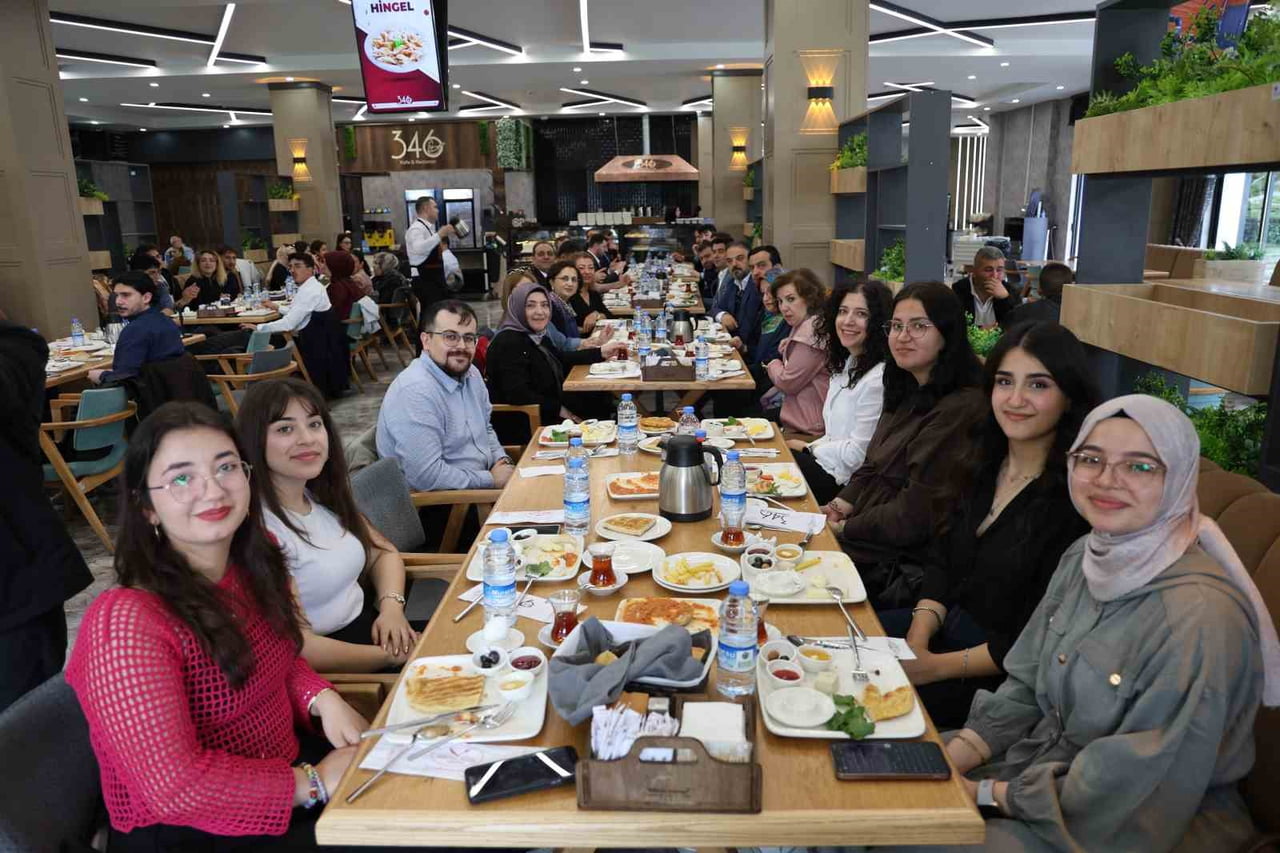 SİVAS’TA ECZACILAR, 14 MAYIS ECZACILIK GÜNÜ NEDENİYLE BİR ARAYA GELDİ. GÜNÜN ANISINA PASTA...