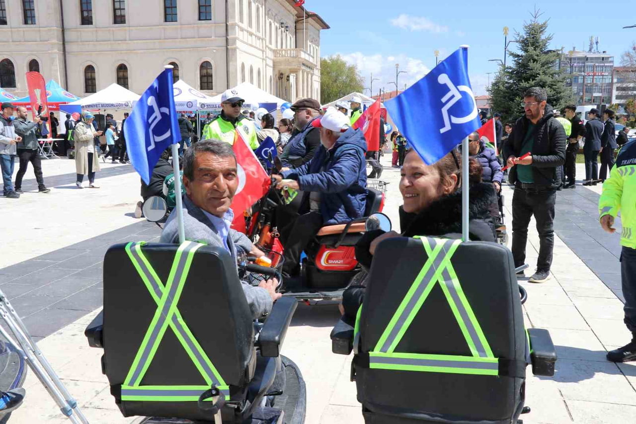 SİVAS’TA KARAYOLLARI VE TRAFİK HAFTASI KAPSAMINDA ENGELLİ BİREYLERİN TRAFİKTE DAHA GÖRÜNÜR OLMASI...