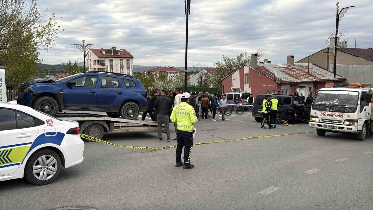 SİVAS’TA KAVŞAKTA MEYDANA GELEN TRAFİK KAZASINDA 7 KİŞİ YARALANDI.