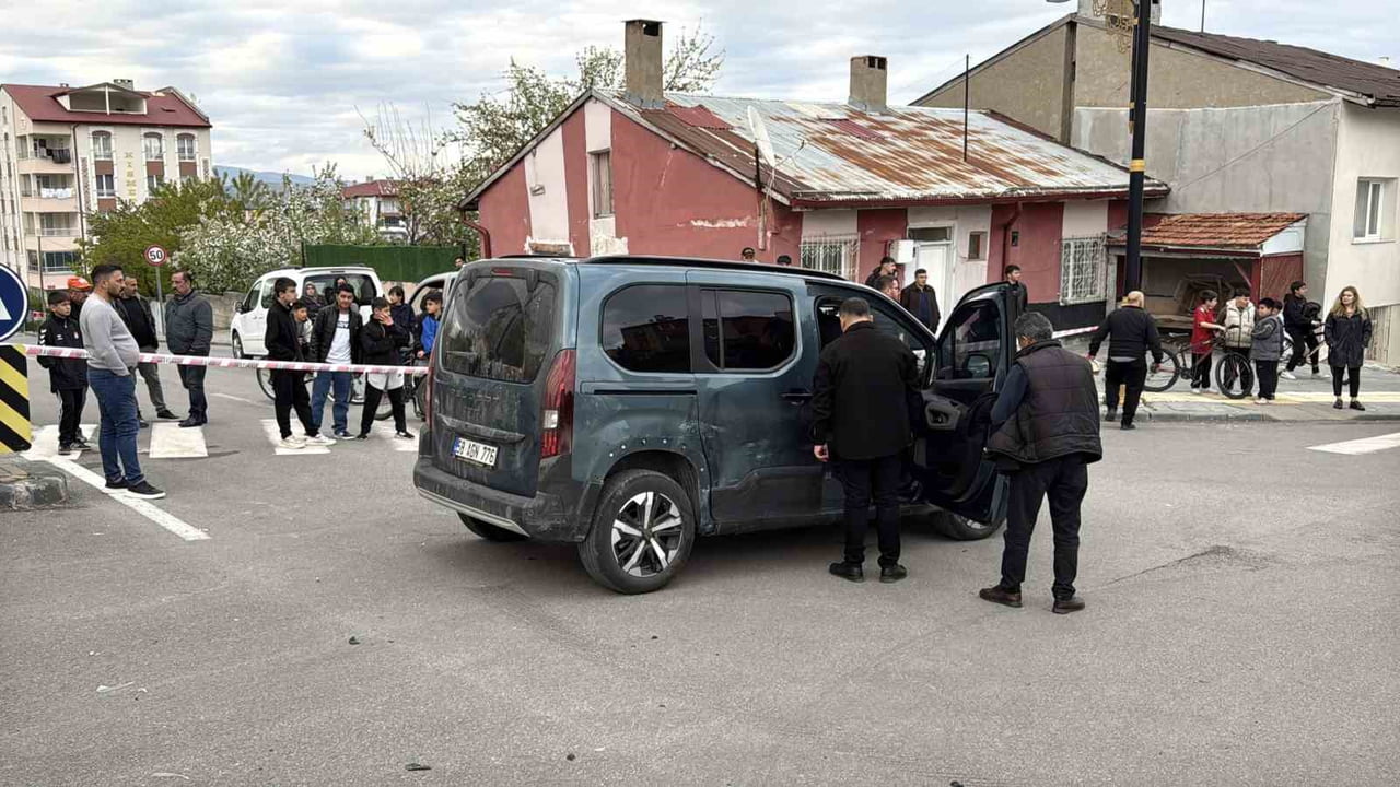 SİVAS’TA KAVŞAKTA MEYDANA GELEN TRAFİK KAZASINDA 7 KİŞİ YARALANDI.