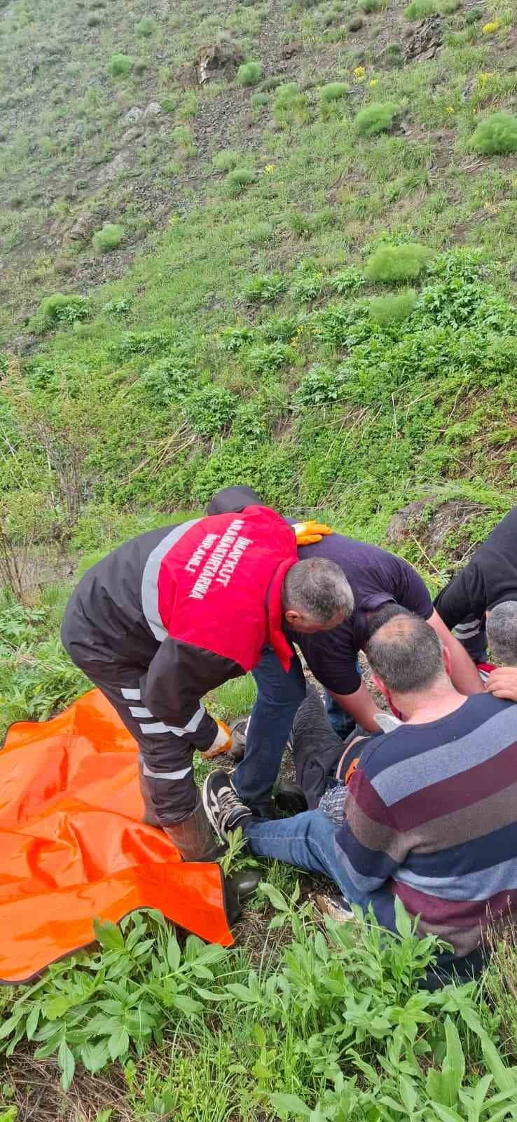 SİVAS’TA MANTAR TOPLAMAK İÇİN ÇIKTIĞI KIRSALDA AYI SALDIRISINA UĞRAYAN VATANDAŞIN PARMAĞI...