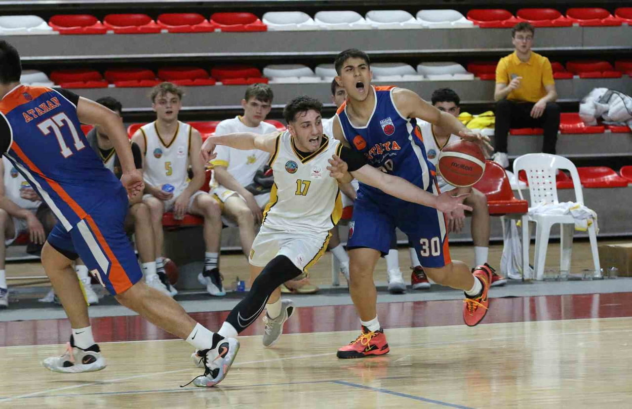 SİVAS’TA PAZARTESİ GÜNÜ BAŞLAYAN U-18 ERKEKLER TÜRKİYE BASKETBOL ŞAMPİYONASI, ÜÇÜNCÜ GÜN...