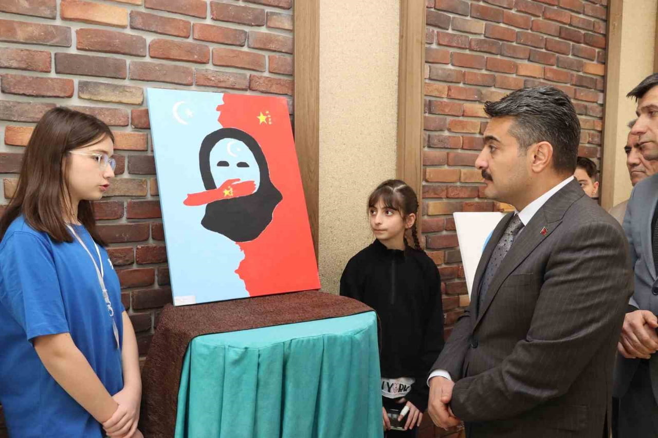 SİVAS’TA "DOĞU TÜRKİSTAN’I HATIRLA" RESİM SERGİSİ AÇILDI