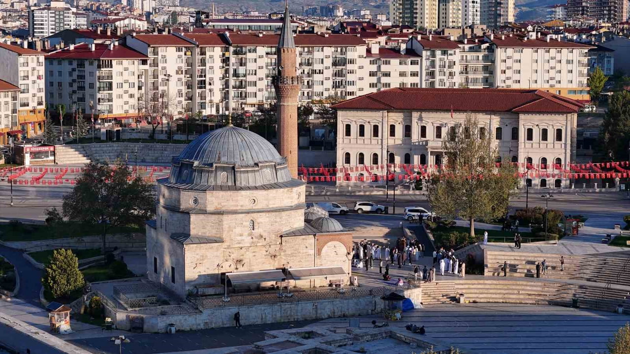 SİVAS’TA YER ALAN VE 4 ASIRLIK GEÇMİŞİ İLE BİLİNEN TARİHİ KALE CAMİİ’NDE KURBAN BAYRAMI SEVİNCİ...