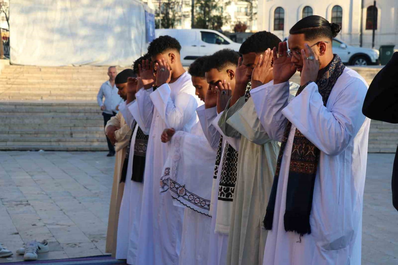 SİVAS’TA YER ALAN VE 4 ASIRLIK GEÇMİŞİ İLE BİLİNEN TARİHİ KALE CAMİİ’NDE KURBAN BAYRAMI SEVİNCİ...