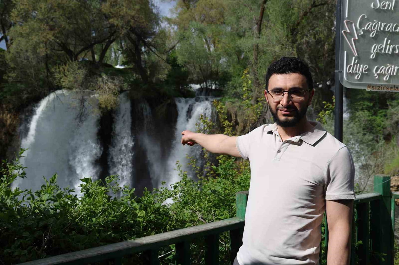 SİVAS’TA YER ALAN VE ZİYARETÇİLERİNE HER MEVSİM FARKLI MANZARALAR SUNAN SIZI ŞELALESİ, İLKBAHAR...