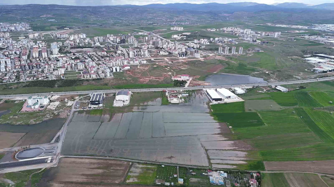 SİVAS’TA YOĞUN YAĞIŞLI GEÇEN İLKBAHAR İLE BİRLİKTE BİRÇOK TARIM ARAZİSİ SULAR ALTINDA KALDI. KENT...