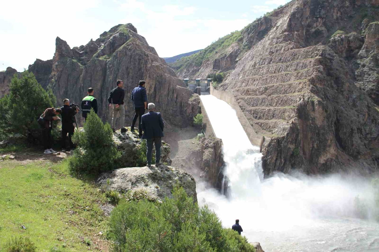 SİVAS VALİLİĞİ, KILIÇKAYA BARAJI’NDAN SU TAHLİYESİNİN ARTIRILARAK DEVAM ETTİĞİ BELİRTEREK SUŞEHRİ...