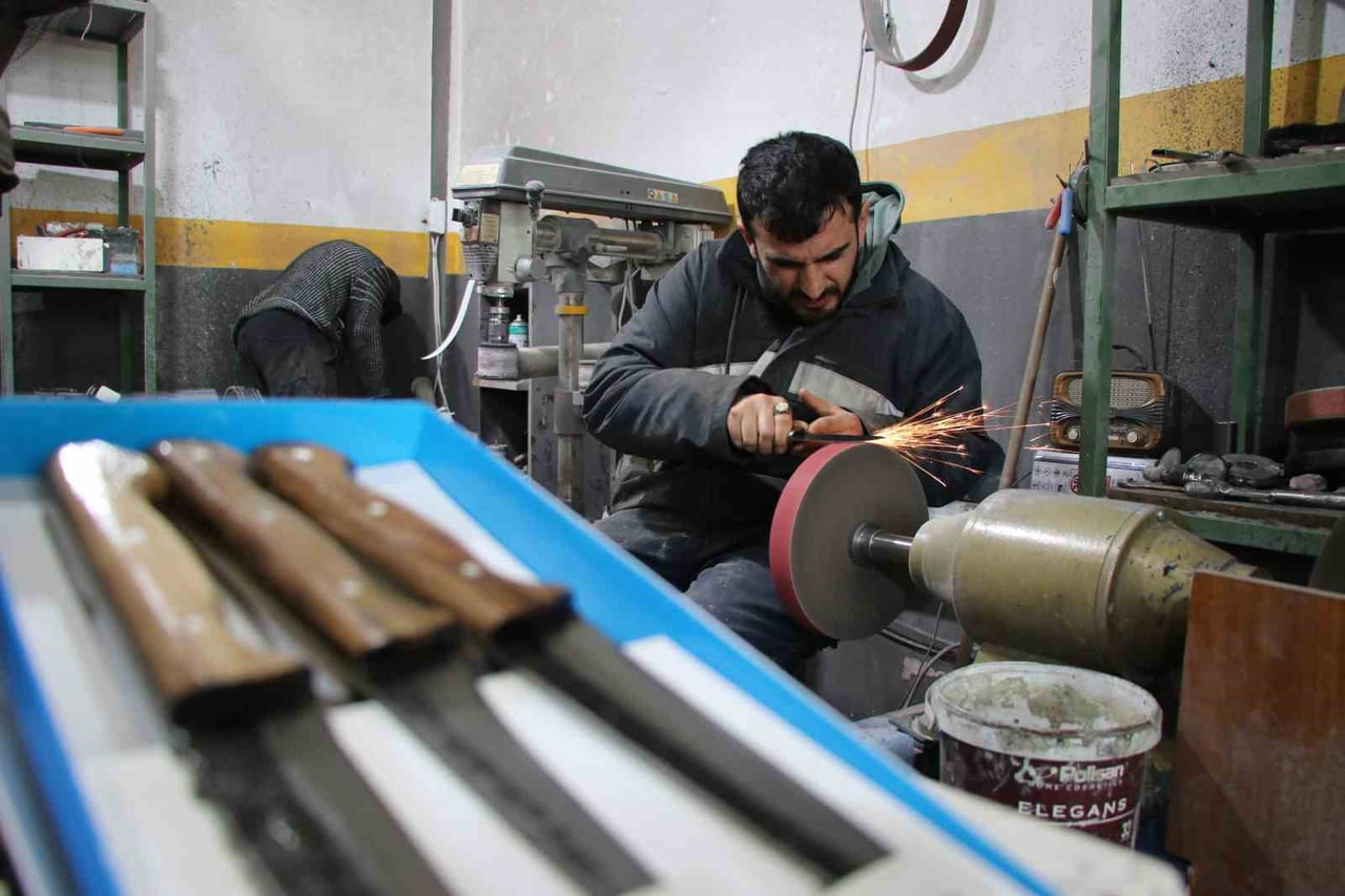SİVASLI BIÇAK USTASI EMRE GÖÇERİ, YAKLAŞAN KURBAN BAYRAMI'YLA BİRLİKTE GECE GEÇ SAATLERE KADAR...