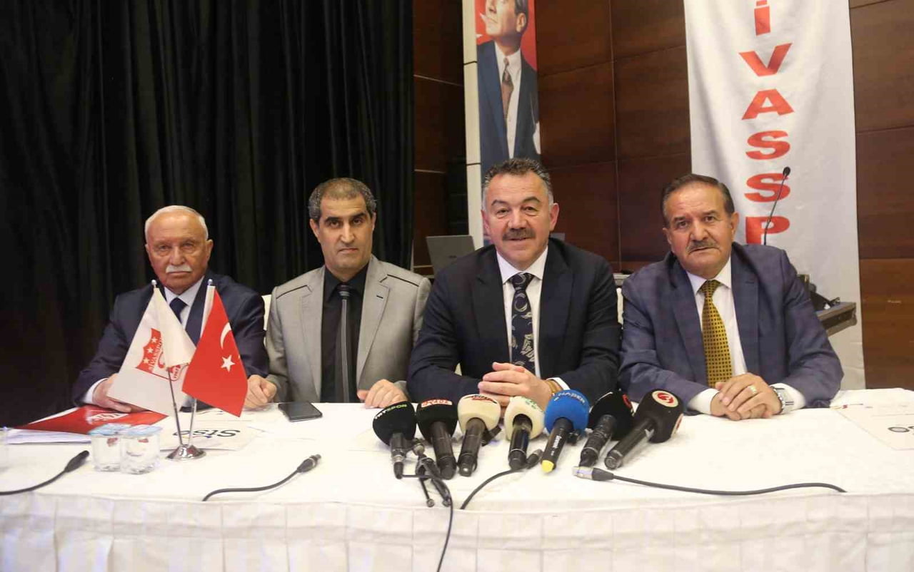 SİVASSPOR’DA OLAĞAN GENEL KURULDA BAŞKAN ADAYI ÇIKMAMASI ÜZERİNE KULÜP DİVAN YÖNETİMİNE KALDI....