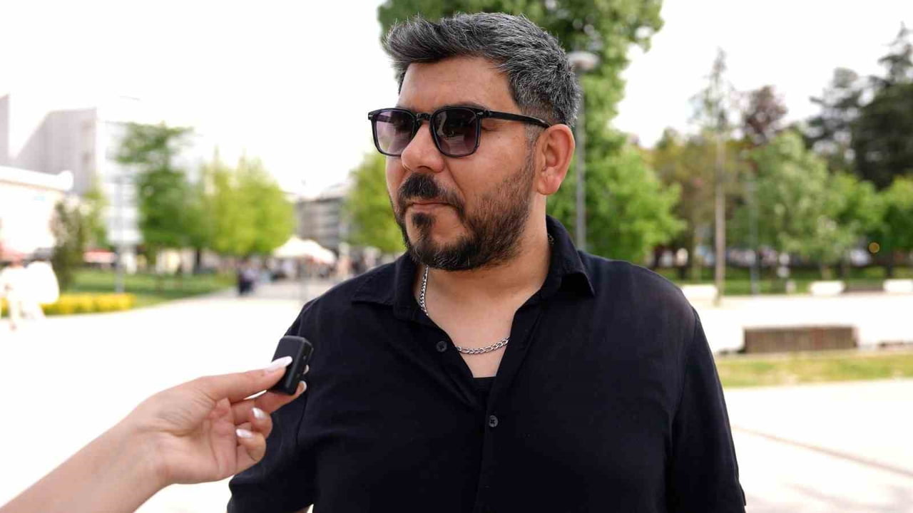 SOKAKTA VATANDAŞLARLA BİR ARAYA GELEN EKİPLER, GENÇLERE ANNELERİYLE İLGİLİ SAMİMİ SORULAR...