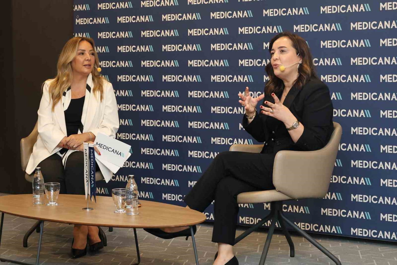 (SOLDAN SAĞA) GAZETECİ BANU ŞEN İLE TOBB İZMİR KADIN GİRİŞİMCİLER KURULU BAŞKANI DENİZ...