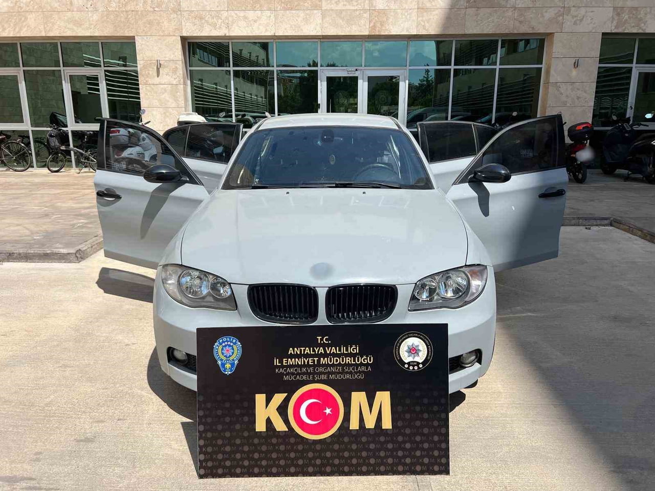 SON BİR HAFTADA DÜZENLENEN OPERASYONLARDA 1 ADET KAÇAK OTOMOBİL ELE GEÇİRİLDİ.