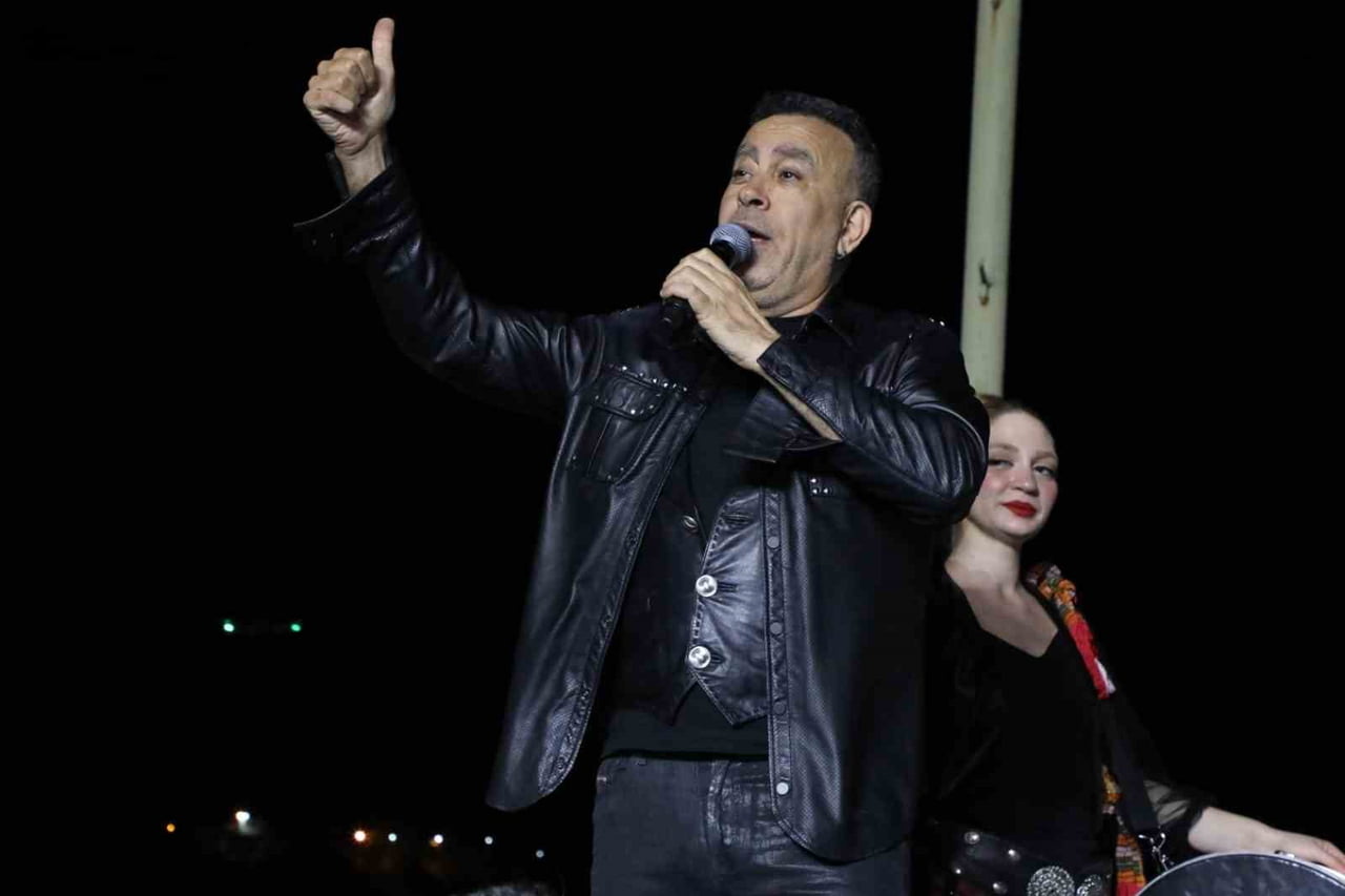 SON GÜN DÜZENLENEN HALUK LEVENT KONSERİNİ BİNLERCE KİŞİ İZLEDİ.