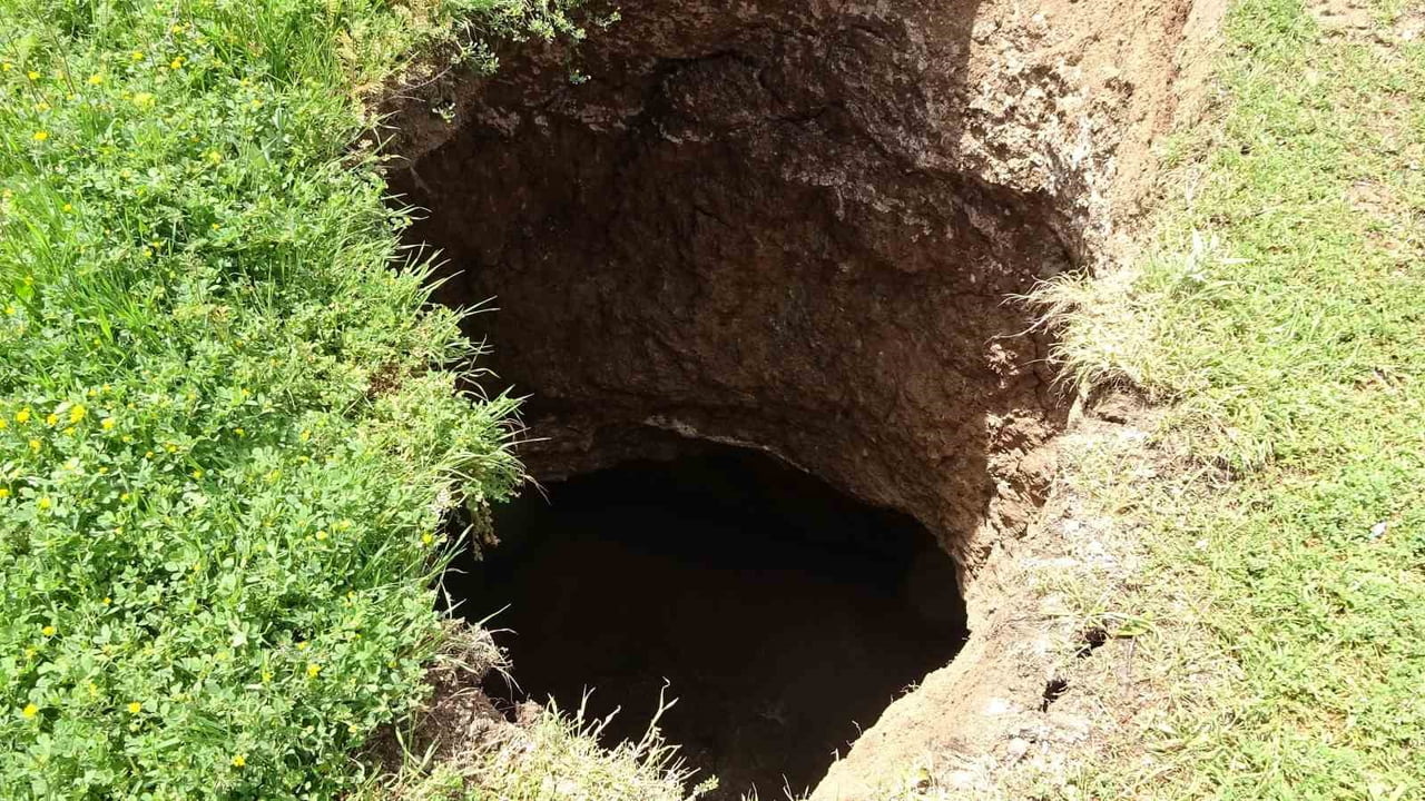 SORGUN İLÇESİNE BAĞLI BEDİRBABA MAHALLESİ’NDE MEYDANA GELEN OBRUK, MAHALLE SAKİNLERİNİ...