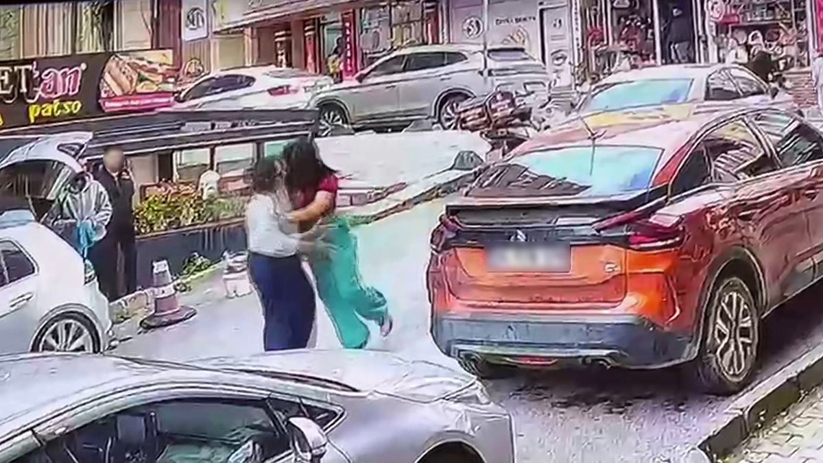 SOSYAL MEDYA FENOMENİ HÜLYA SÖNMEZ, ARNAVUTKÖY'DE TRAFİKTE TARTIŞTIĞI KADINA SALDIRDI