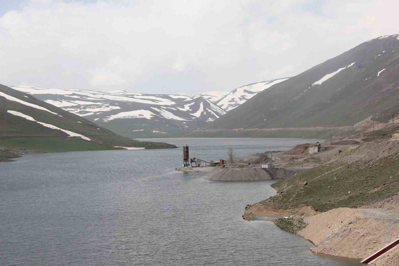 SU TUTMAYA BAŞLAYAN ÜNLENDİ BARAJI ÇEVRESİNDEKİ KÖYLER İÇİN 134 KİLOMETRELİK YENİ YOL...