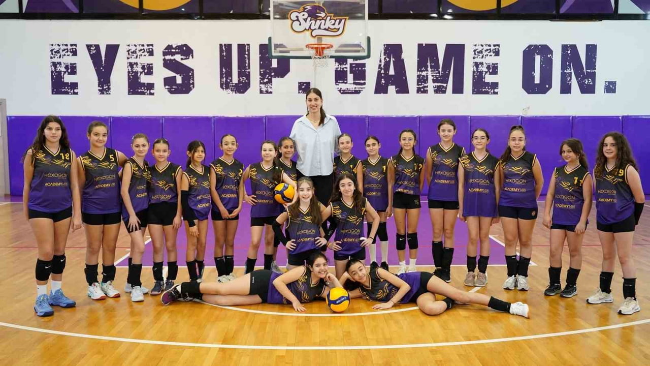 SULTANLAR LİGİ’NDE FORMA GİYEN MİLLİ VOLEYBOLCU KÜBRA AKMAN, 19 MAYIS ATATÜRK’Ü ANMA, GENÇLİK VE...