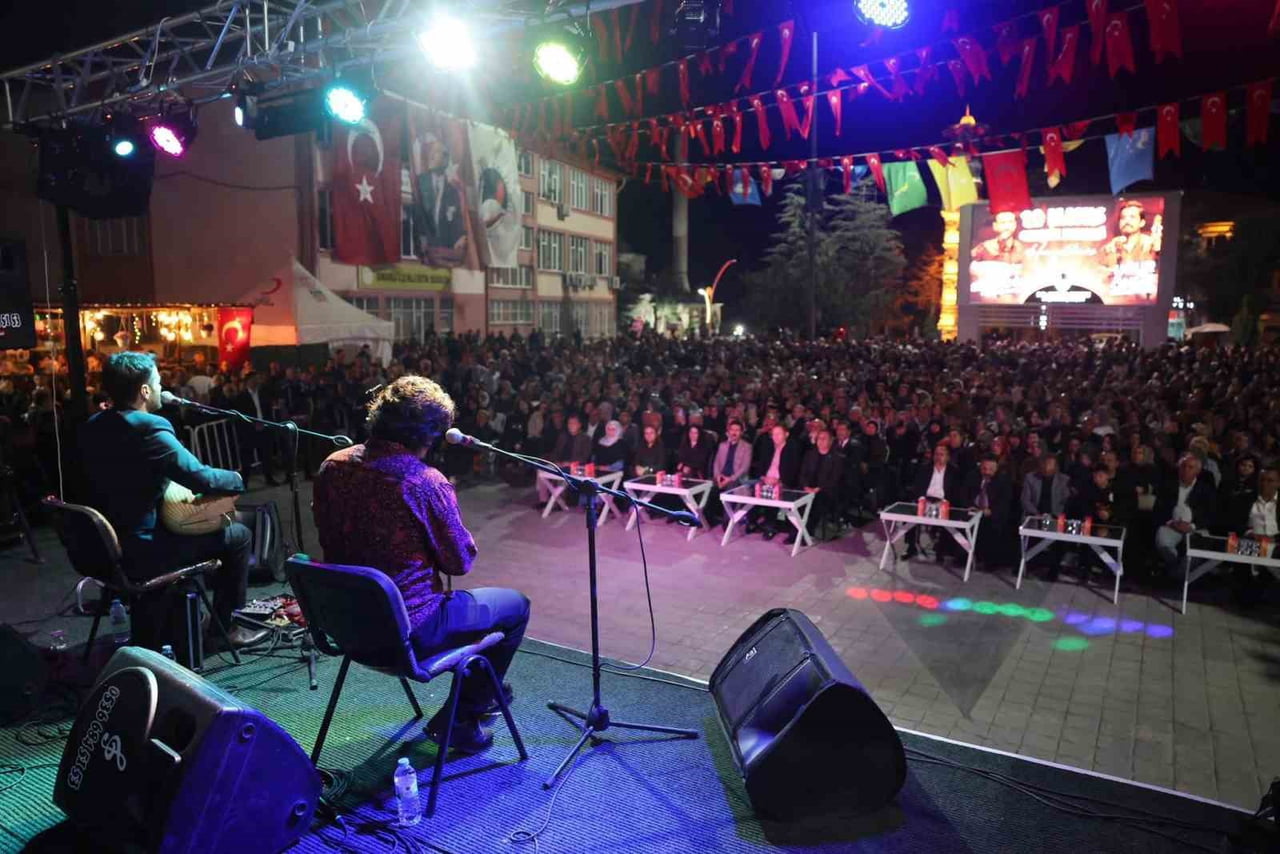 SUNGURLU GENÇLİK KONSERİNDE YER ALAN TRT SANATÇILARI UMUT SÜLÜNOĞLU VE UĞUR ÖNÜR, VATADAŞLARLA BİR...