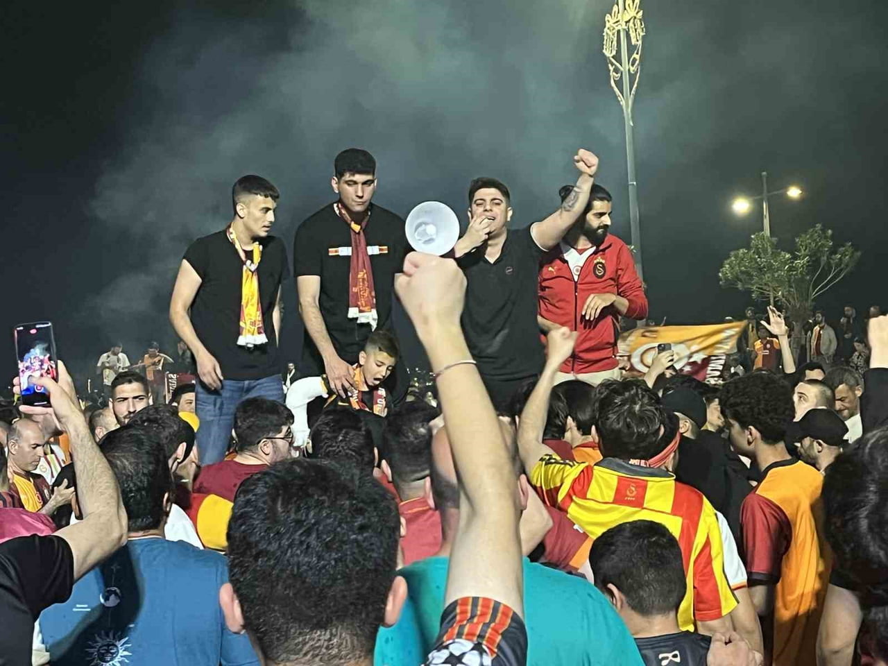 SÜPER LİG’DE GALATASARAY’IN ŞAMPİYONLUĞUNU İLAN ETMESİYLE BİRLİKTE İZMİR’DE BİNLERCE...