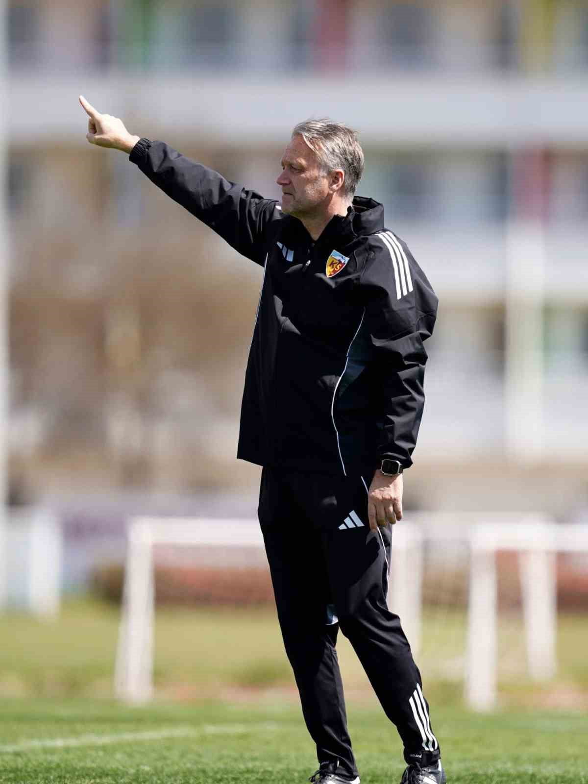 SÜPER LİG’E VEDA EDEN KAYSERİSPOR'DA 2025-2026 FUTBOL SEZONUNDA 3 AYRI TEKNİK ADAM GÖREV...