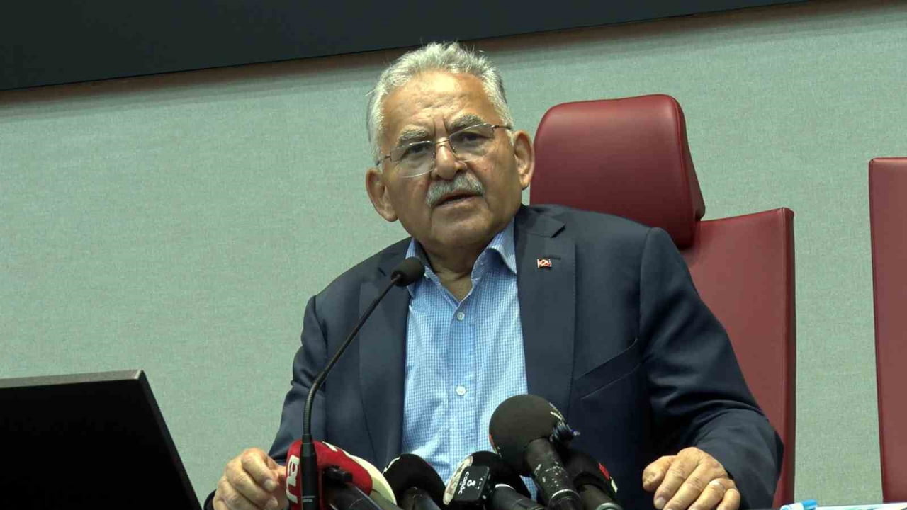 SÜPER LİG’E VEDA EDEN KAYSERİSPOR İÇİN KENT PROTOKOLÜ İLE BİR ARAYA GELEN KAYSERİ BÜYÜKŞEHİR...