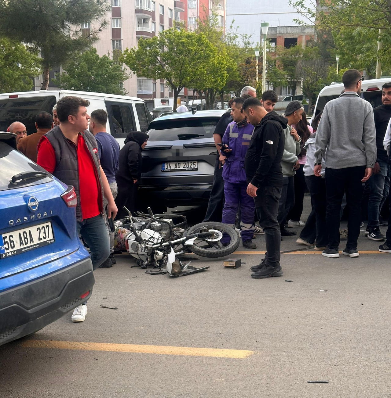 SÜRÜCÜNÜN YARDIMINA ÇEVREDEKİ MOTOSİKLETLİLER VE VATANDAŞLAR DA KOŞTU
