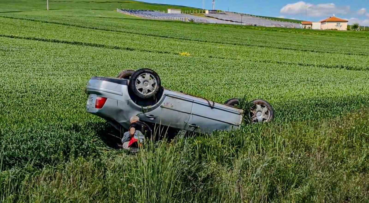 SÜRÜCÜSÜN DİREKSİYON HAKİMİYETİNİ KAYBETMESİ NETİCESİNDE OTOMOBİL TARLAYA DEVRİLDİ.