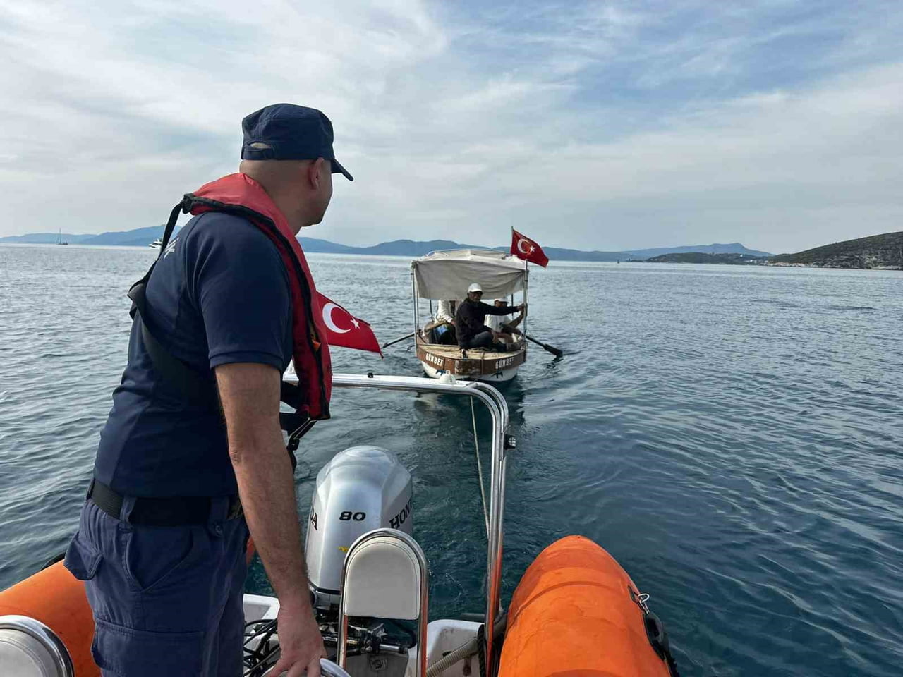 SÜRÜKLENEN TEKNEDEKİ 3 KİŞİ KURTARILDI
